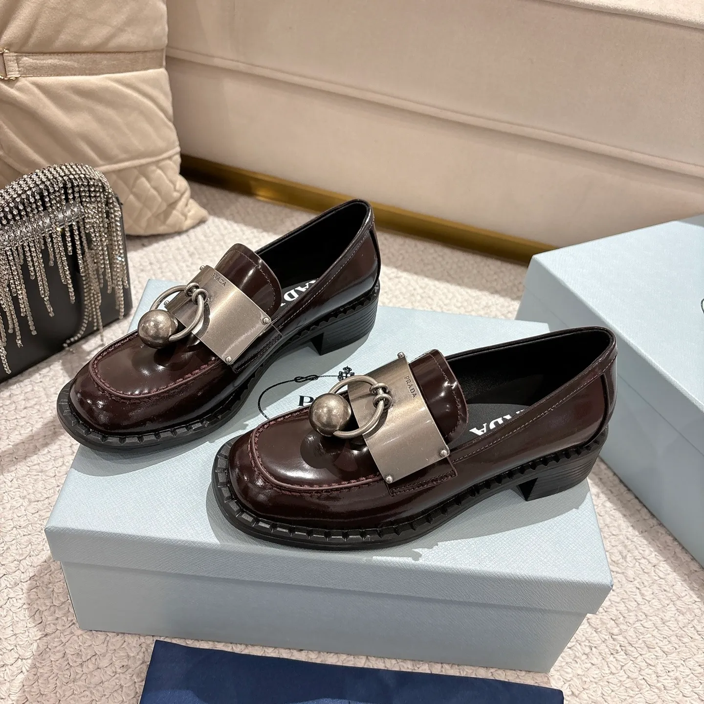 👟👟Ex-factory price 600👟👟 Prad✅Certified𝟐𝟎𝟐5𝙨𝙨 Early Spring Prada💯 #陈昊宇 Same style, many celebrity internet celebrities have the same style/medium-heeled British loafers, the metal buckle design adds a sense of sophistication, the overall shape is full of aura, and the British style small leather shoes are casual and high-end. Chen Haoyu’s same style/Prada25ss loafers! Fabric: Imported open edge beads Lining: Imported sheepskin Insole: Imported cowhide Women's model: Standard code 35-41 (customized at 40.41).  Color: black. light brown. white #陈昊宇 Same style Prada loafers # Temperament wear